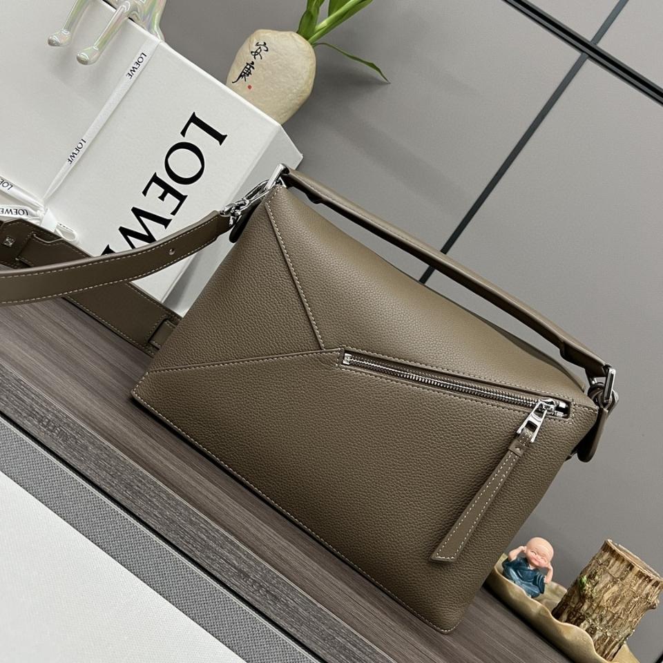 Loewe Medium Puzzle Edge bag
in soft grained calfskin taupe A510P49X26 29*19.5*14cm
-duoc-ban-tai-Hvip Bags and Accessories