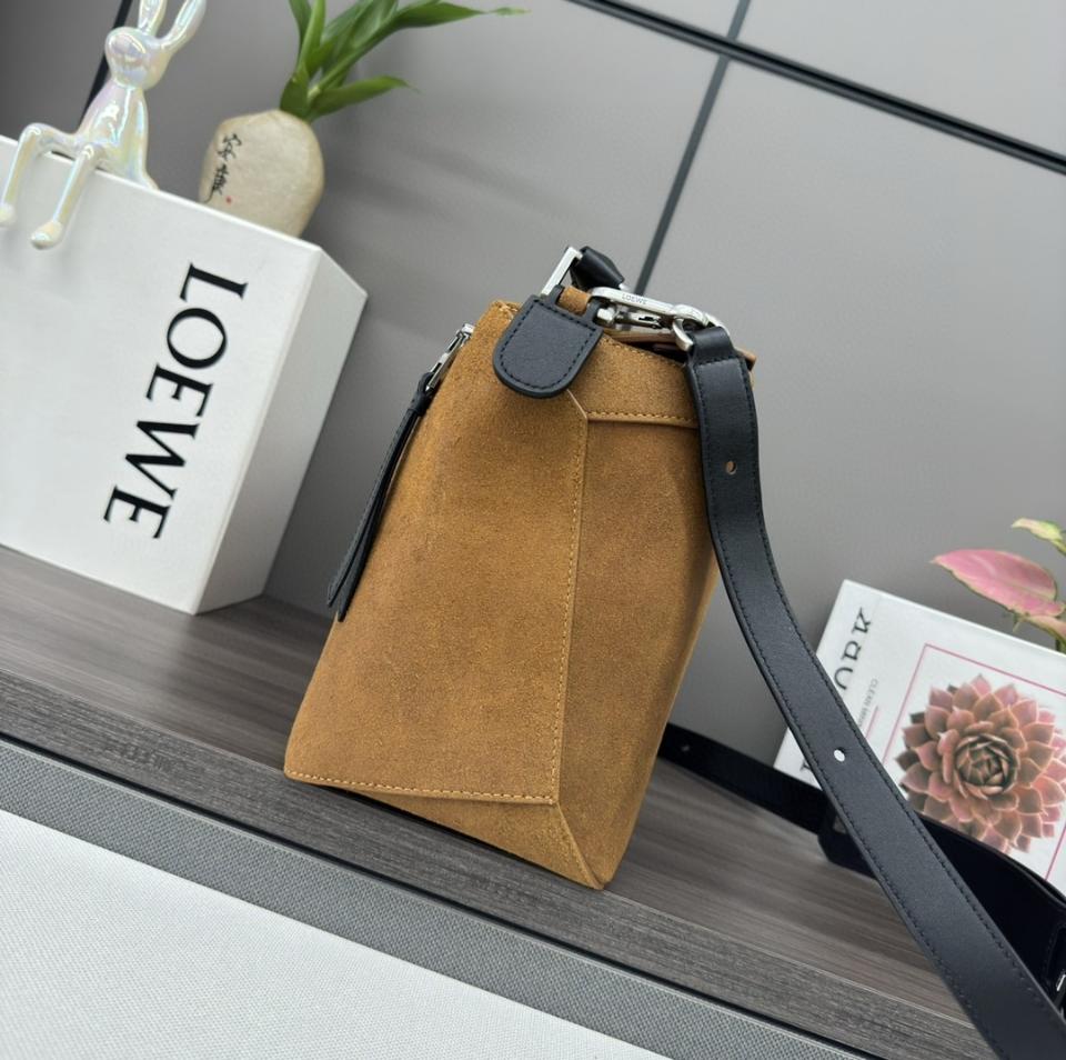 Loewe

Large Puzzle bag in pressed suede 33*21*17CＭ B510P00X03-duoc-ban-tai-Hvip Bags and Accessories