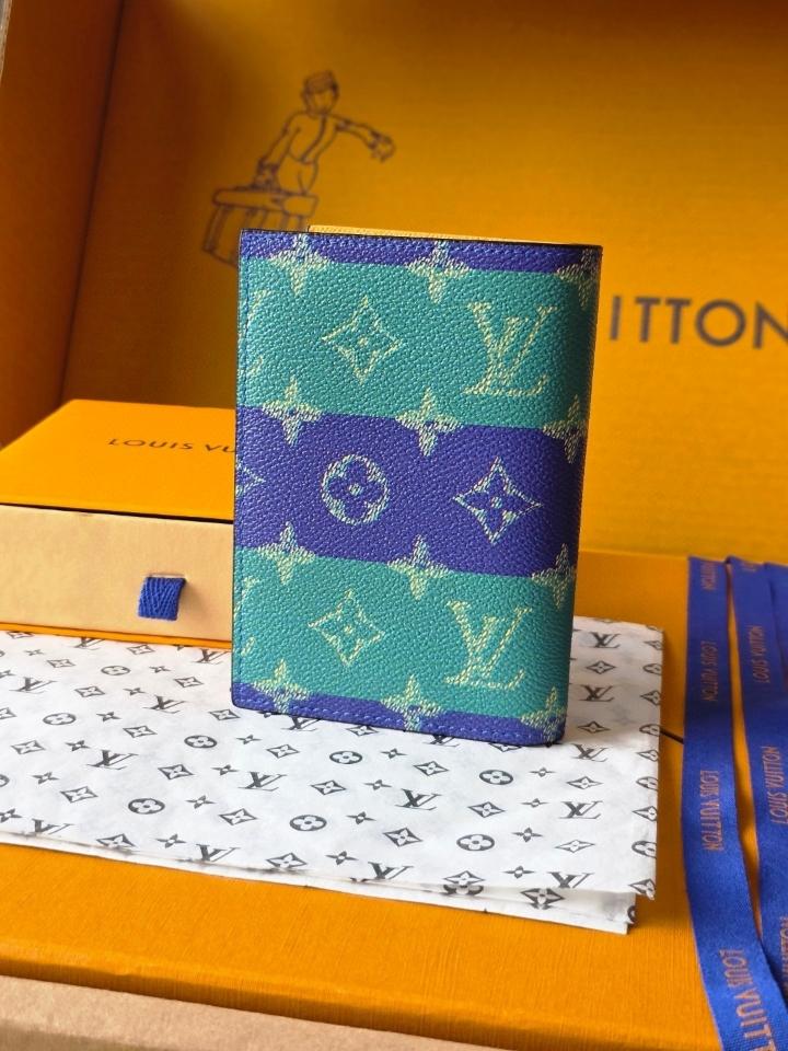 Louis Vuitton M25793 Passport cover -duoc-ban-tai-Hvip Bags and Accessories