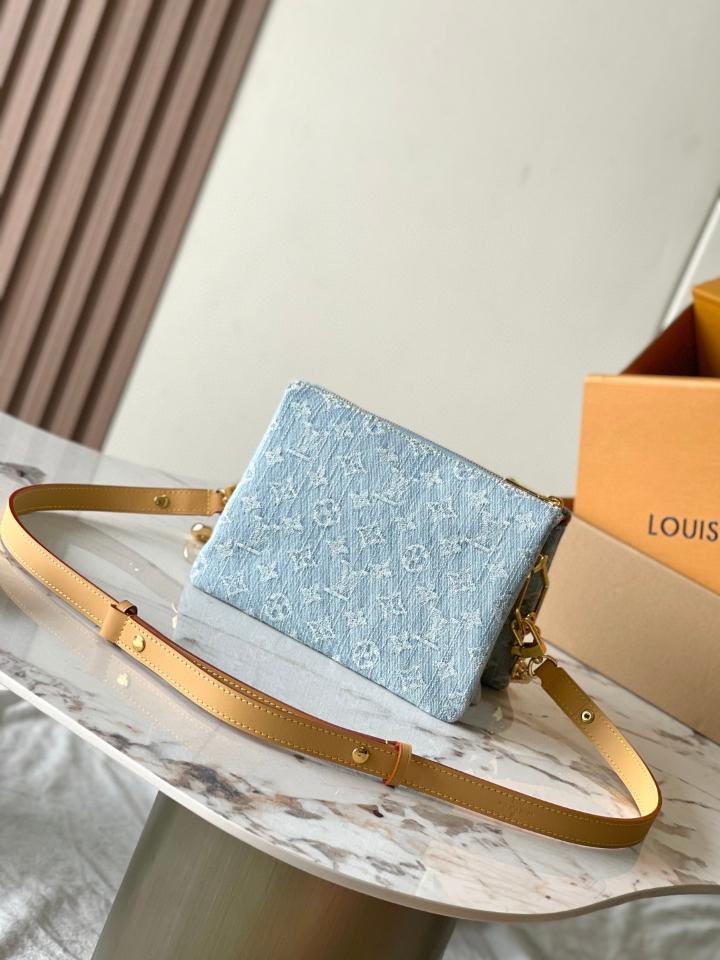 Louis Vuitton M11401
LV By The Pool
Coussin BB 21*16*7CM L1-duoc-ban-tai-Hvip Bags and Accessories
