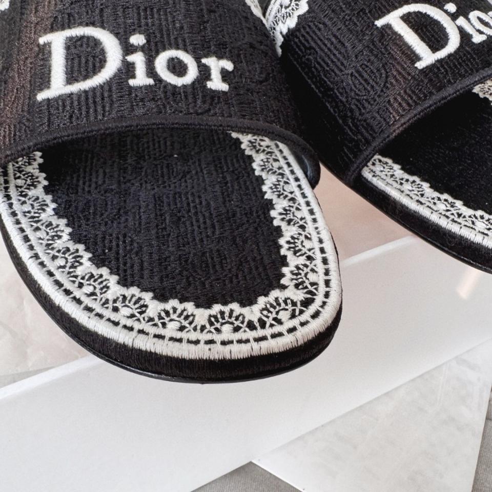 Dior Dentelle Slide
Black Dior Oblique Embroidered Cotton and White Lace KCO531OCC -duoc-ban-tai-Hvip Shoes and Clothes