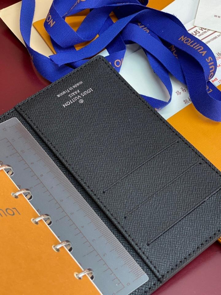 Louis Vuitton R20426
Customizable
Small Ring Agenda Cover-duoc-ban-tai-Hvip Bags and Accessories