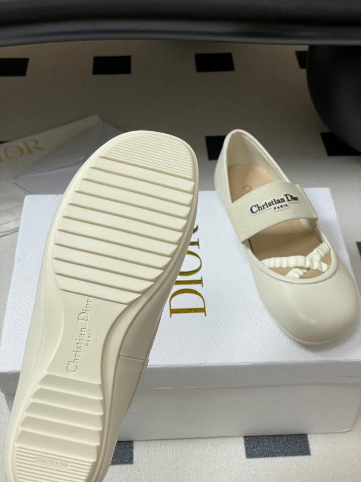 Dior Shade Ballet Flat
White Lambskin and Elastic Straps
KDF012LAB_S900 (2)-duoc-ban-tai-Hvip Shoes and Clothes