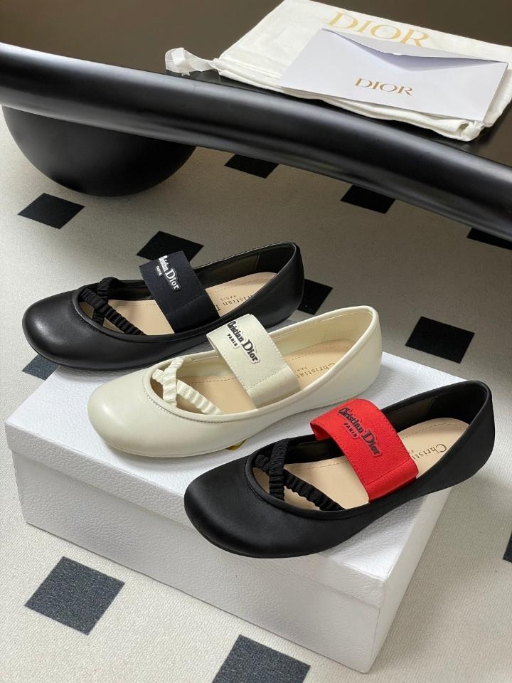 Dior Shade Ballet Flat
White Lambskin and Elastic Straps
KDF012LAB_S900 (2)-duoc-ban-tai-Hvip Shoes and Clothes