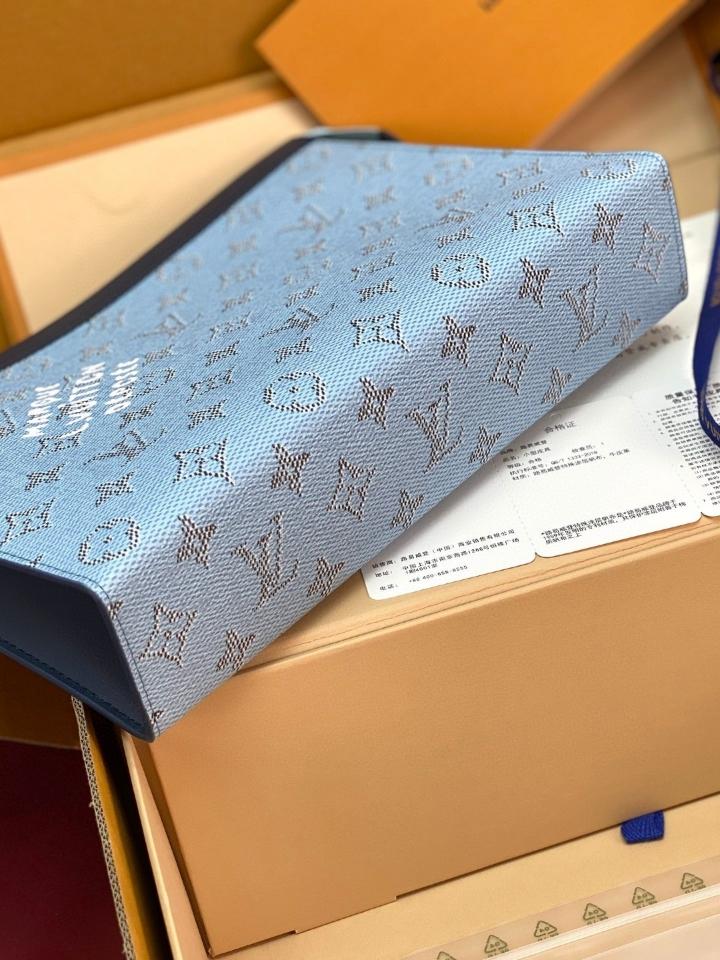 Louis Vuitton M61692
Pochette Voyage MM blue sky 27.0 x 21.0 x 3.0 cm (1)-duoc-ban-tai-Hvip Bags and Accessories