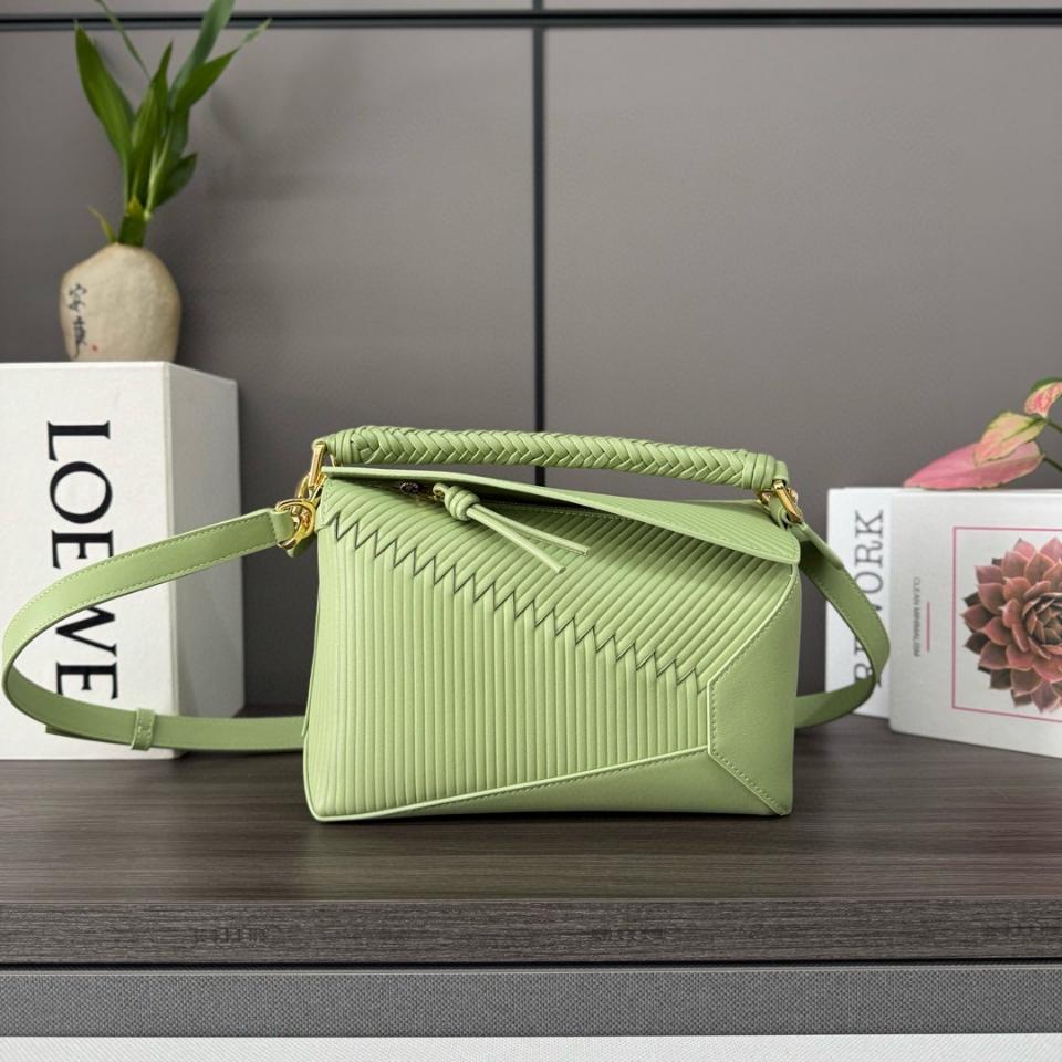 Loewe 
small diamond puzzle edge 24*10.5*16Cm 062324-duoc-ban-tai-Hvip Bags and Accessories