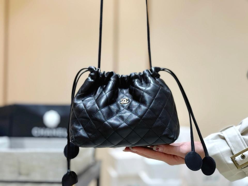 Chanel Clutch with Leather Strap Lambskin & Gold-Tone Metal Black 17*22*8cm AP5227-duoc-ban-tai-Hvip Bags and Accessories