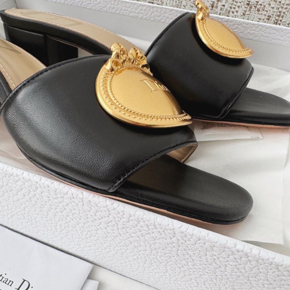 Dior Médaillon Buckle Heeled Slide
Black Lambskin KCO695LAB-duoc-ban-tai-Hvip Shoes and Clothes