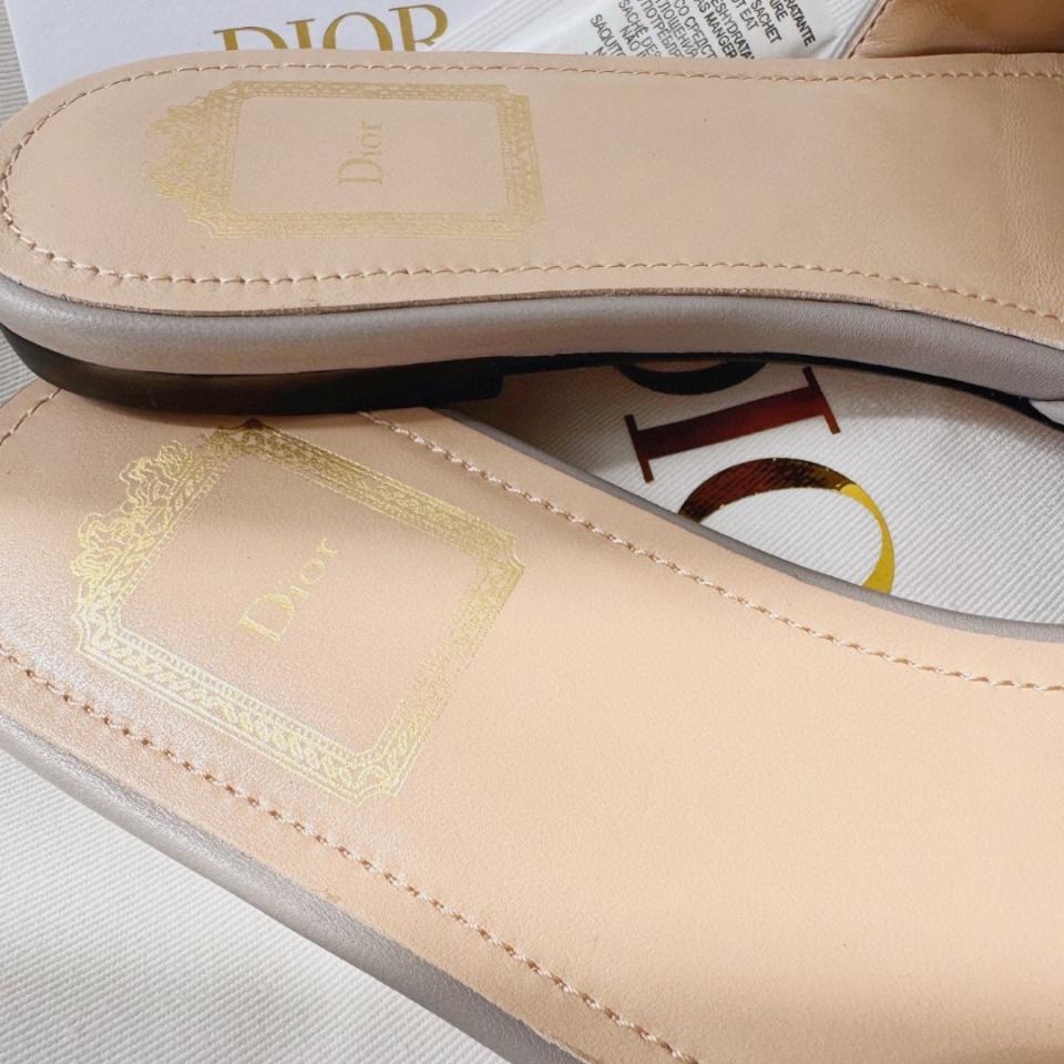 Dior Cannage Slide
Grey Quilted Cannage Lambskin KCO545CQL-duoc-ban-tai-Hvip Shoes and Clothes