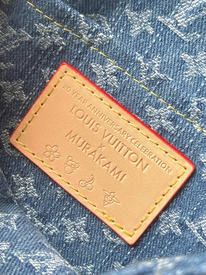 Louis Vuitton M13680
New
LV x TM Sunset 27 x 18 x 3 CM-duoc-ban-tai-Hvip Bags and Accessories