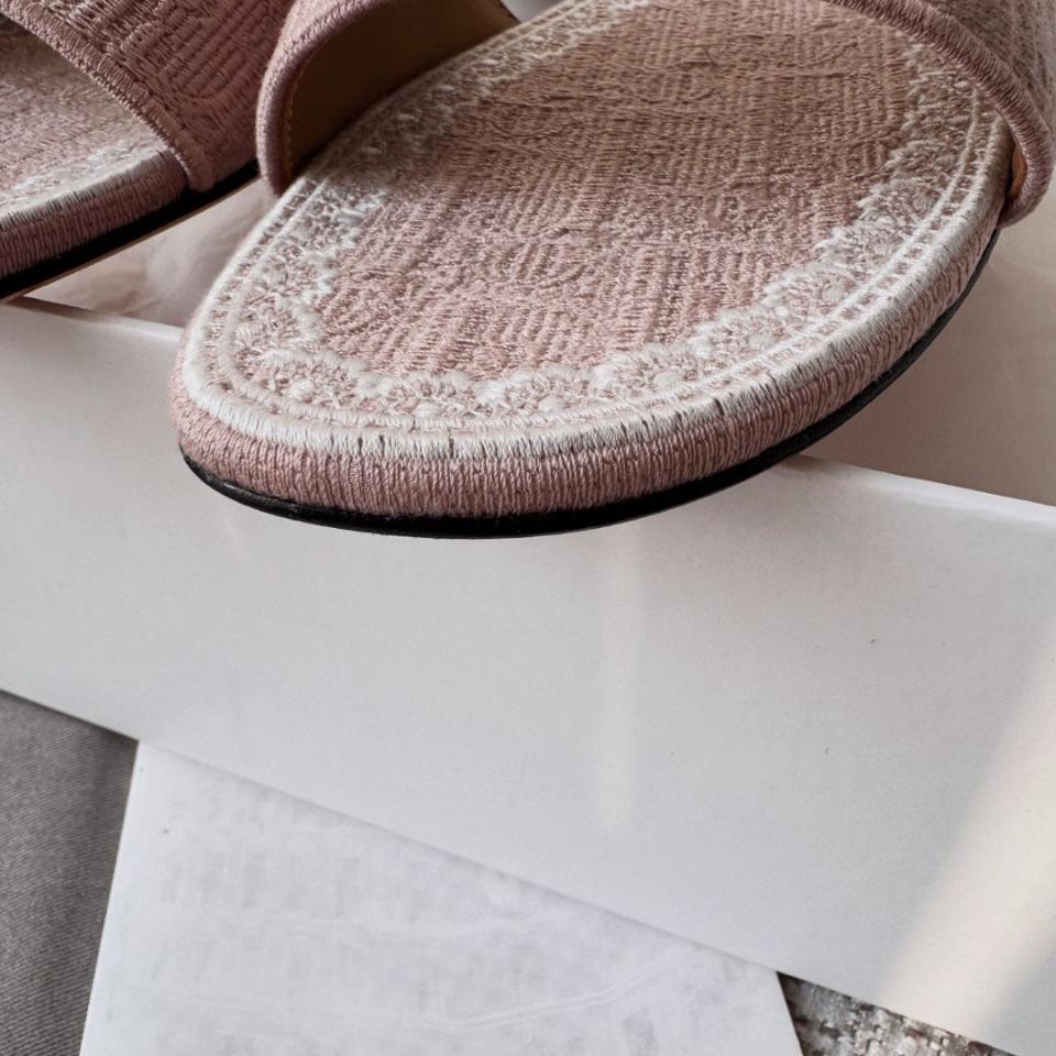 Dior Dentelle Slide
Pink Dior Oblique Embroidered Cotton and White Lace KCO531OCC-duoc-ban-tai-Hvip Shoes and Clothes