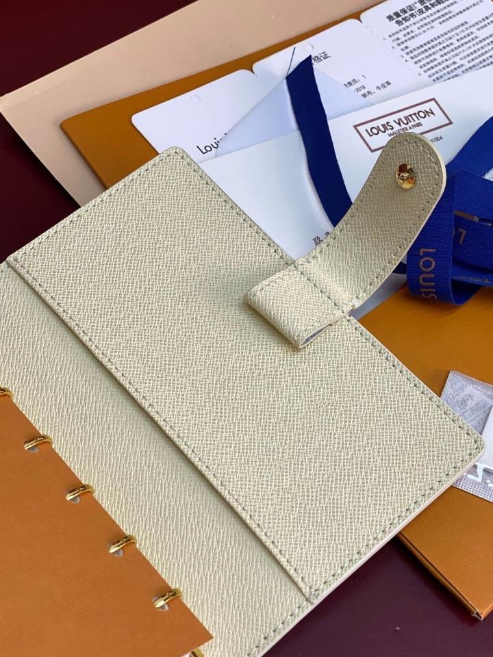 Louis Vuitton R20706
Customizable
Small Ring Agenda Cover-duoc-ban-tai-Hvip Bags and Accessories