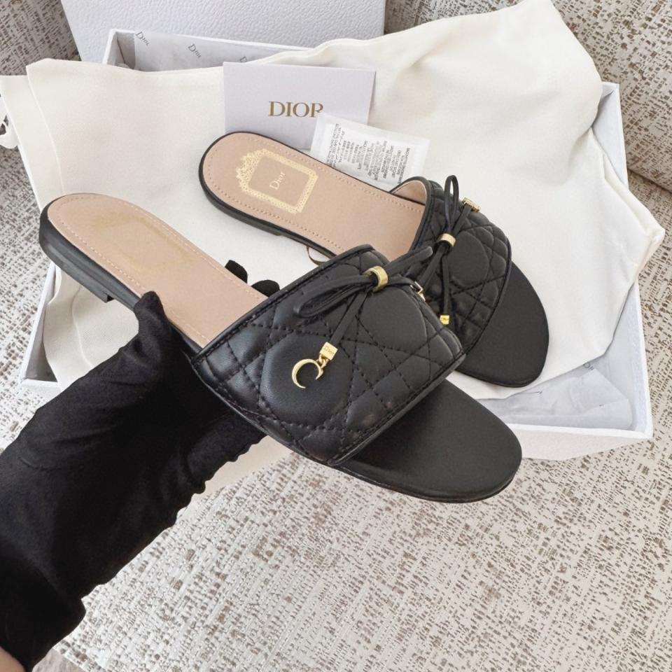 Dior Cannage Slide
Black Quilted Cannage Lambskin KCO545CQL-duoc-ban-tai-Hvip Shoes and Clothes