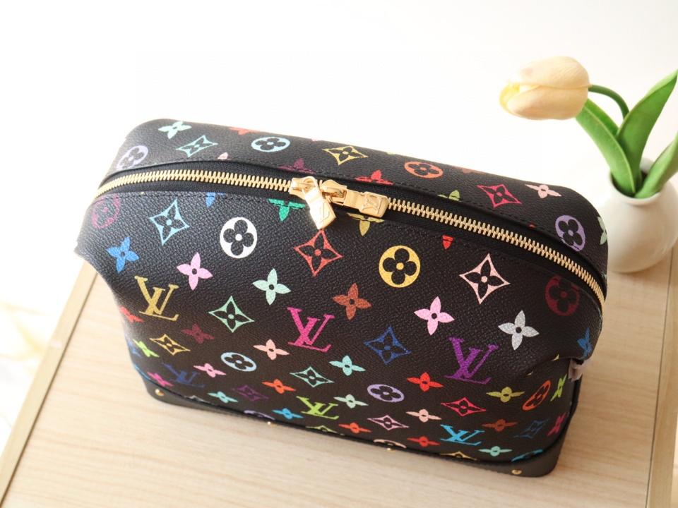 Louis Vuitton M13743
LV x TM Cosmetic Pouch GM black -duoc-ban-tai-Hvip Bags and Accessories