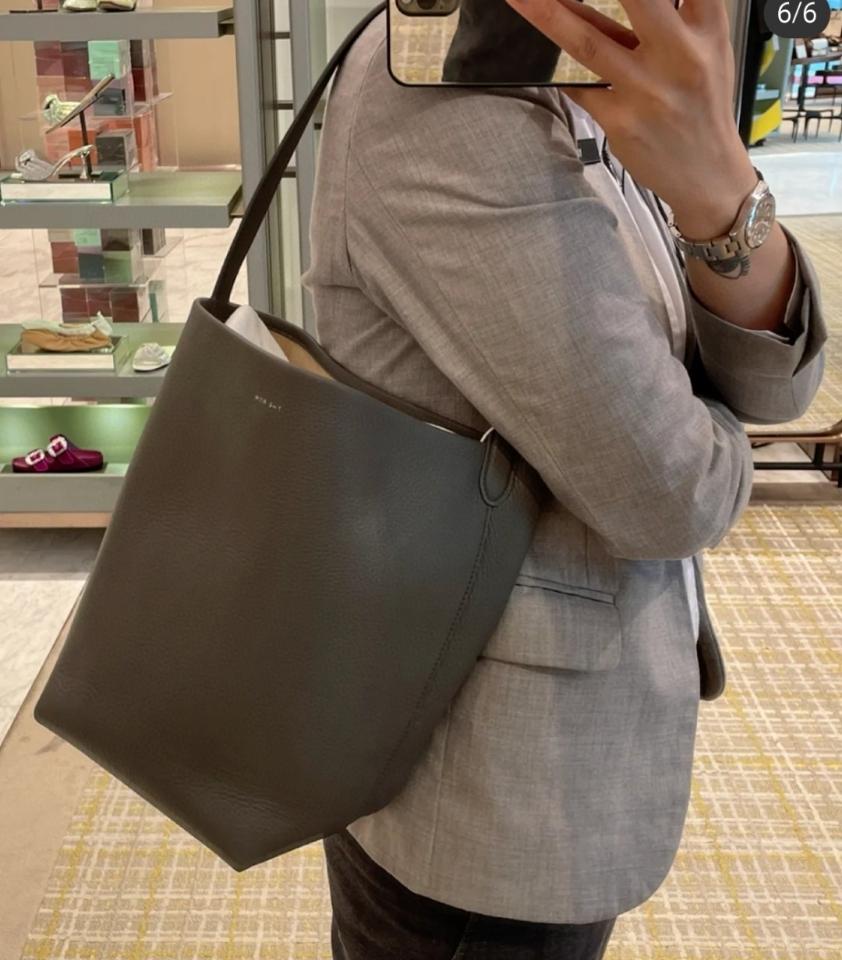 The Row Medium N/S Park Tote Bag in Leather Dark Olive 30X28X15.5cm -duoc-ban-tai-Hvip Bags and Accessories