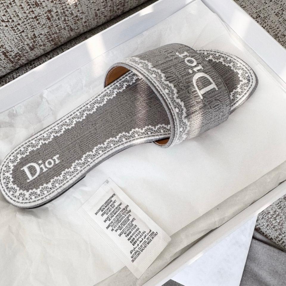 Dior Dentelle Slide
Blue grey Oblique Embroidered Cotton and White Lace KCO531OCC -duoc-ban-tai-Hvip Shoes and Clothes