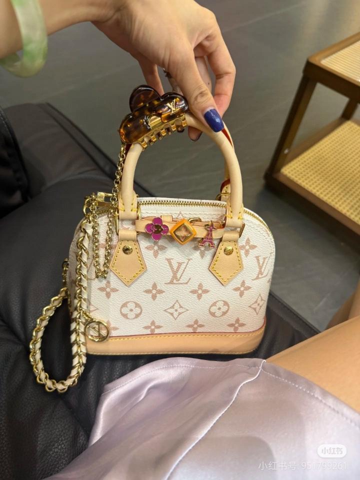 Louis Vuitton K00015
Customizable
Alma Mini LV & I white 18*12*8CM L1-duoc-ban-tai-Hvip Bags and Accessories