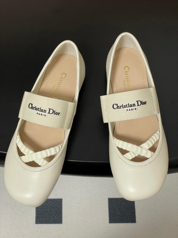 Dior Shade Ballet Flat
White Lambskin and Elastic Straps
KDF012LAB_S900 (2)-duoc-ban-tai-Hvip Shoes and Clothes