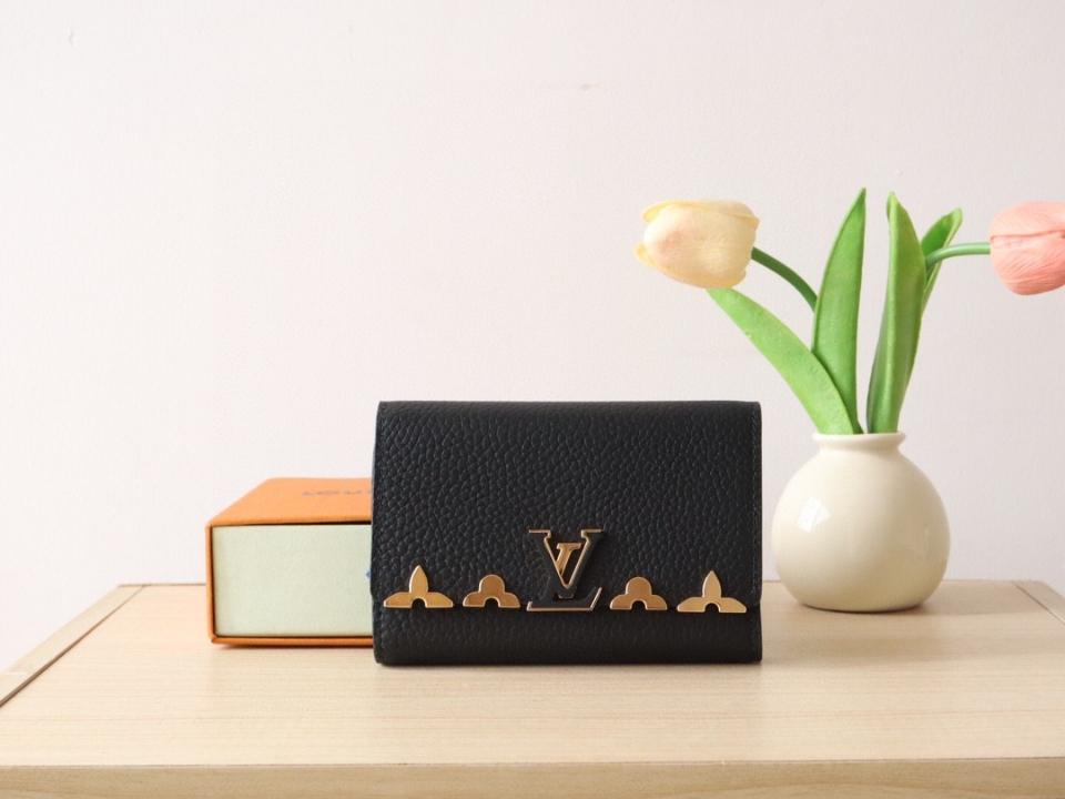 Louis Vuitton M82764
Capucines Compact Wallet-duoc-ban-tai-Hvip Bags and Accessories