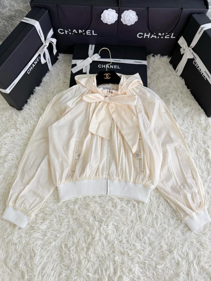 Chanel Coco Beach Jacket
 
Silk Taffeta 
White P78572-V70363-duoc-ban-tai-Hvip Shoes and Clothes