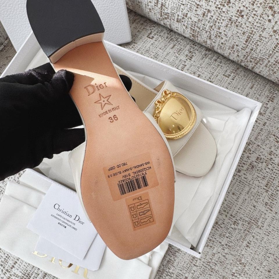 Dior Médaillon Buckle Heeled Slide
White Lambskin KCO695LAB -duoc-ban-tai-Hvip Shoes and Clothes