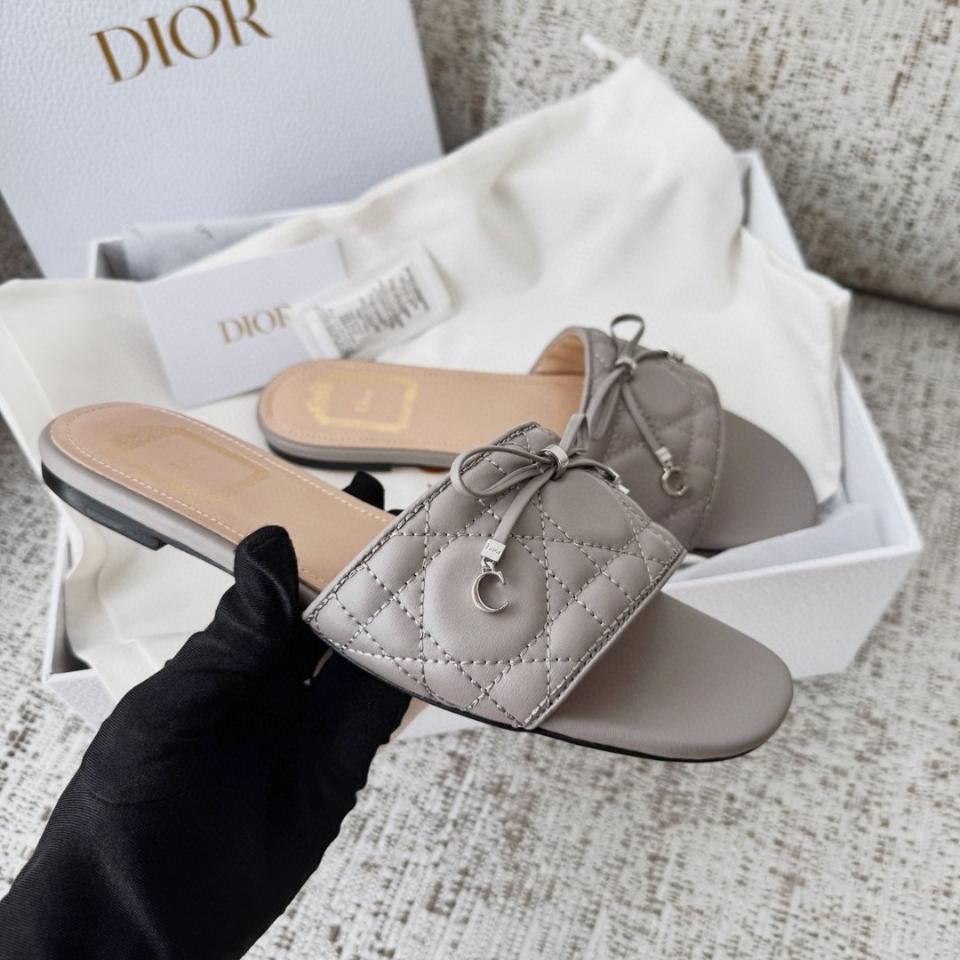 Dior Cannage Slide
Grey Quilted Cannage Lambskin KCO545CQL-duoc-ban-tai-Hvip Shoes and Clothes