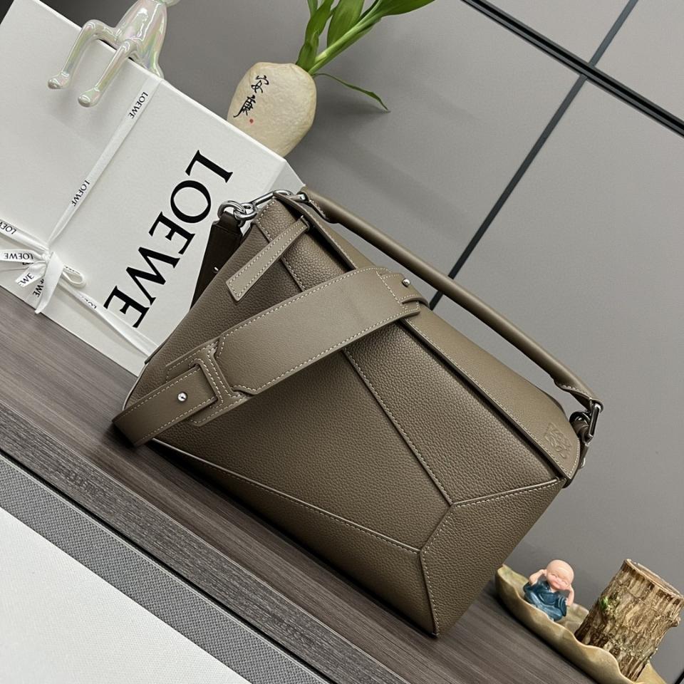 Loewe Medium Puzzle Edge bag
in soft grained calfskin taupe A510P49X26 29*19.5*14cm
-duoc-ban-tai-Hvip Bags and Accessories