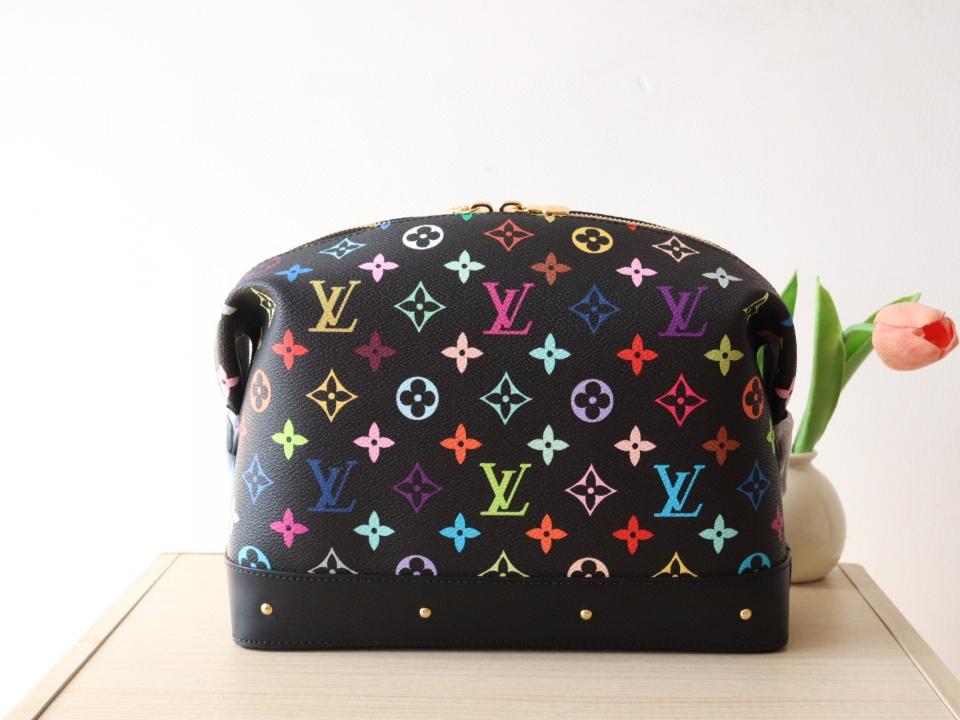 Louis Vuitton M13743
LV x TM Cosmetic Pouch GM black -duoc-ban-tai-Hvip Bags and Accessories