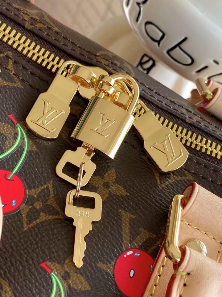 Louis Vuitton M13764
Túi Keepall Bandoulière 45 LV x TM 27 x 20 x 45cm-duoc-ban-tai-Hvip Bags and Accessories
