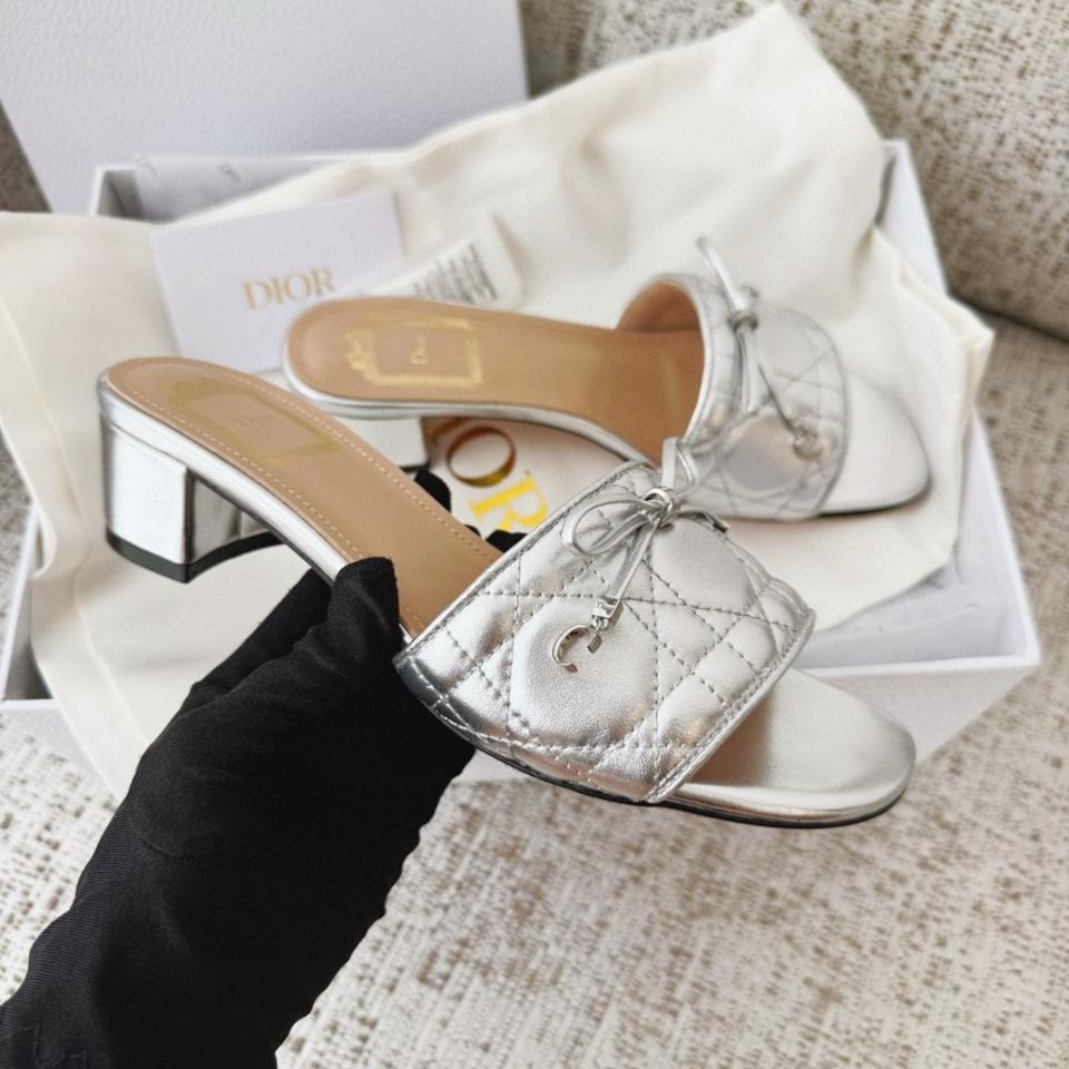 Dior Cannage Heeled Slide
Silver Quilted Cannage Lambskin KCO546CQL -duoc-ban-tai-Hvip Shoes and Clothes
