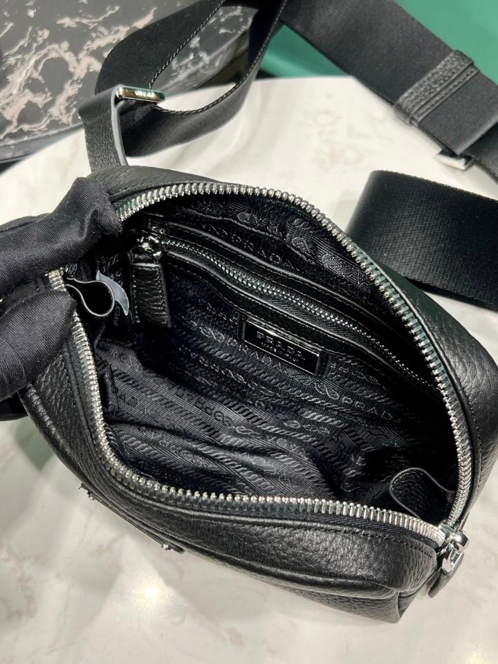 Prada Leather shoulder bag black 2VH184
19.5x13.5x6cm-duoc-ban-tai-Hvip Bags and Accessories