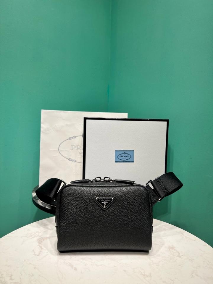 Prada Leather shoulder bag black 2VH184
19.5x13.5x6cm-duoc-ban-tai-Hvip Bags and Accessories