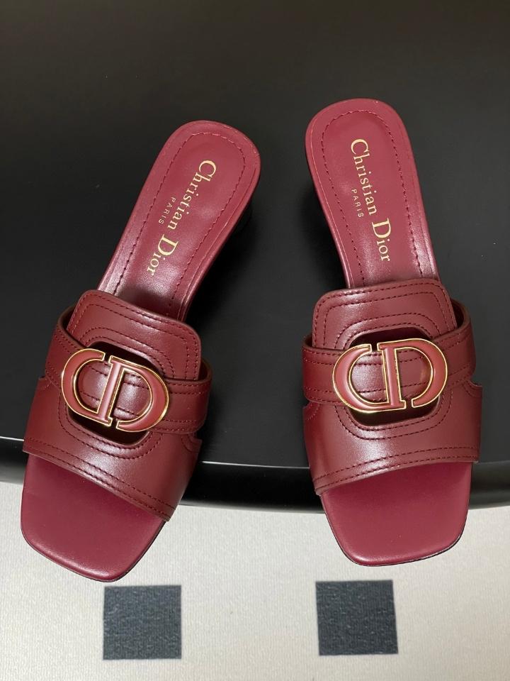 Dior 30 Montaigne Heeled Slide
Red Ruby Calfskin
KCO374CFY 40mm (2) -duoc-ban-tai-Hvip Shoes and Clothes