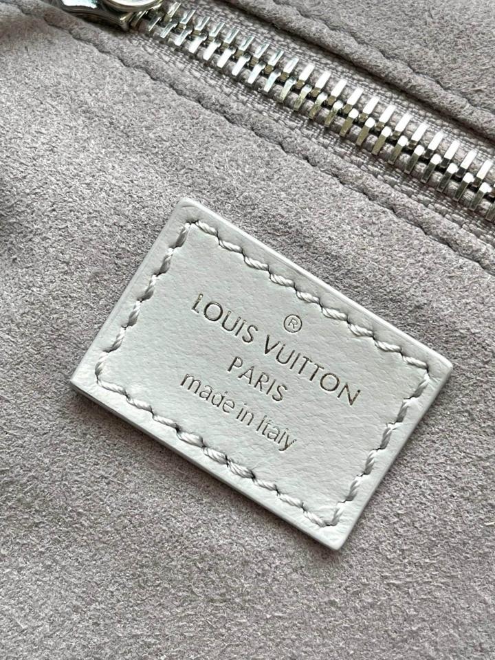 Louis Vuitton M12583
Túi CarryAll Vibe MM 39x30x15cm L1-duoc-ban-tai-Hvip Bags and Accessories