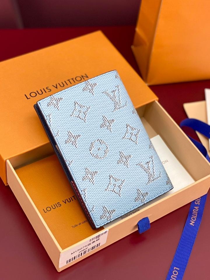 Louis Vuitton M15075
Passport Cover blue sky 14 x 2.5 x 10cm (1)-duoc-ban-tai-Hvip Bags and Accessories