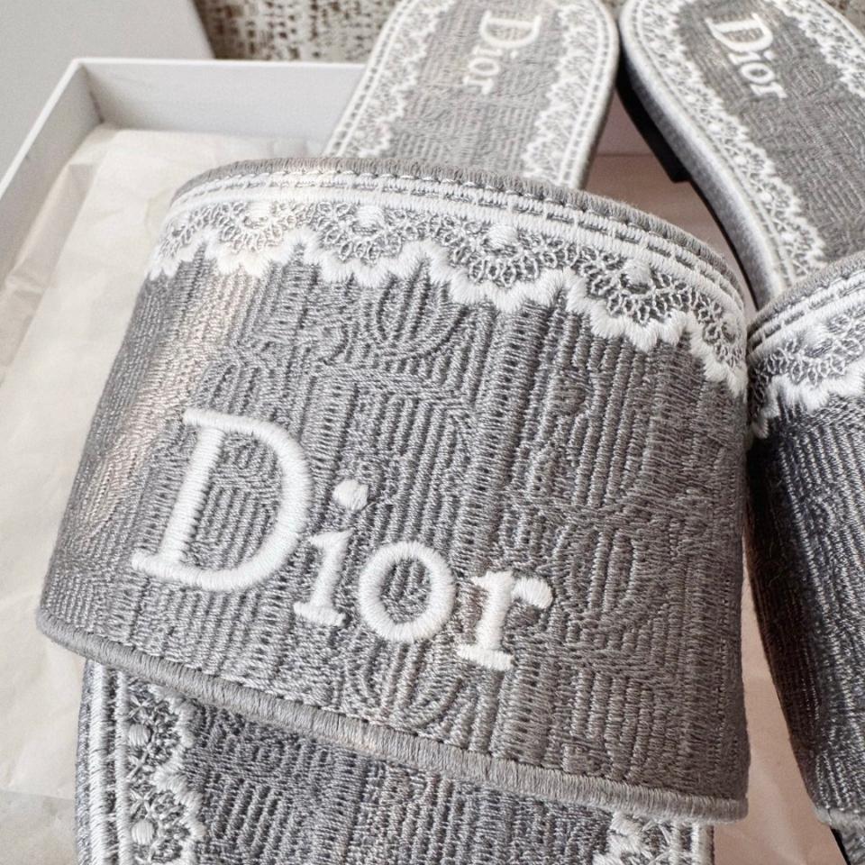 Dior Dentelle Slide
Blue grey Oblique Embroidered Cotton and White Lace KCO531OCC -duoc-ban-tai-Hvip Shoes and Clothes