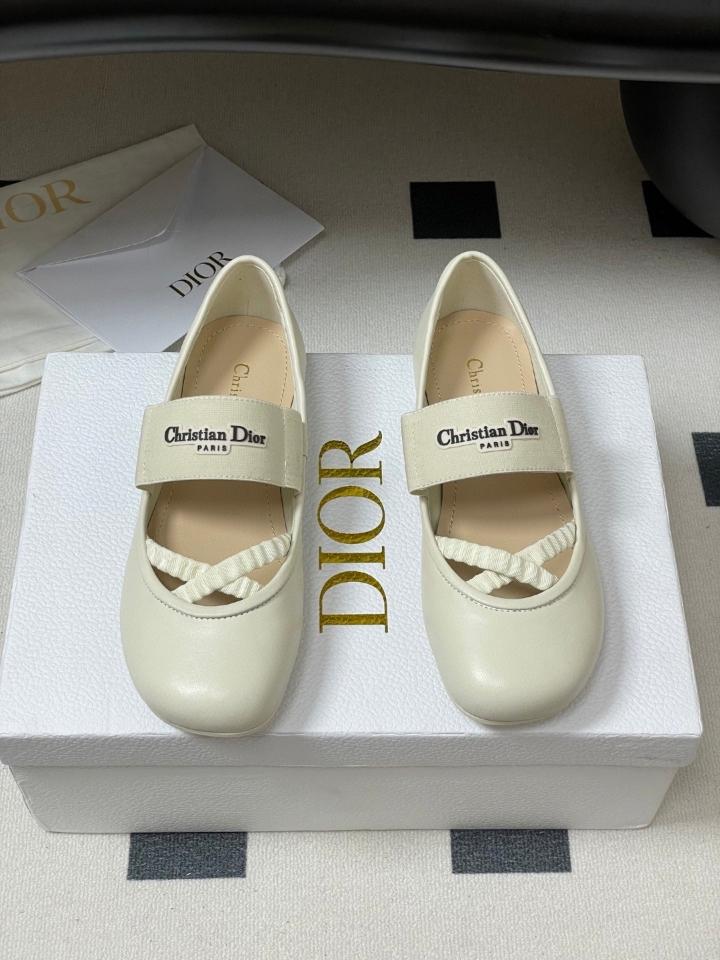 Dior Shade Ballet Flat
White Lambskin and Elastic Straps
KDF012LAB_S900 (2)-duoc-ban-tai-Hvip Shoes and Clothes