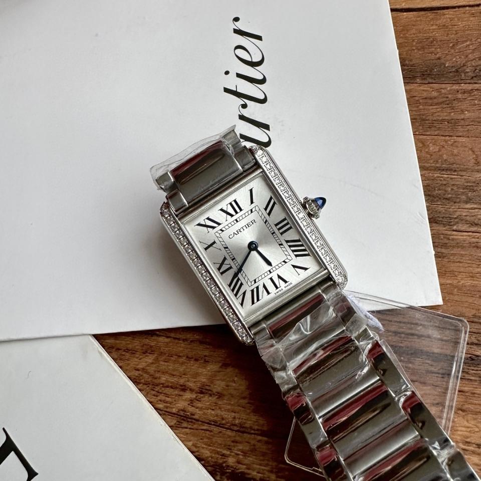 Cartier Tank Must watch
Large model, quartz movement, steel, diamonds W4TA0017-duoc-ban-tai-Hvip Bags and Accessories