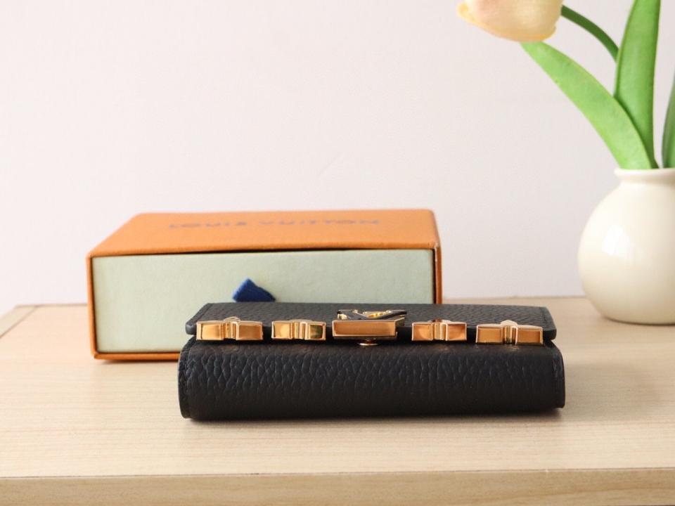Louis Vuitton M82764
Capucines Compact Wallet-duoc-ban-tai-Hvip Bags and Accessories