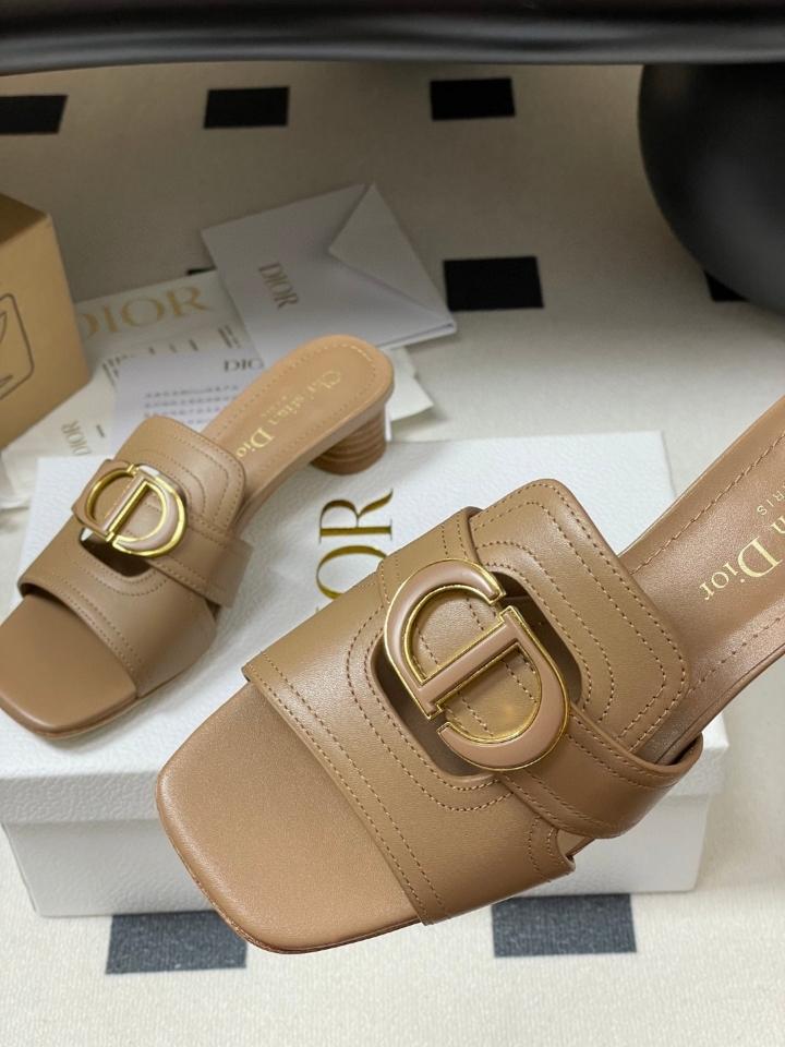 Dior 30 Montaigne Heeled Slide
Nude Calfskin
KCO374CFY 40mm (2)-duoc-ban-tai-Hvip Shoes and Clothes