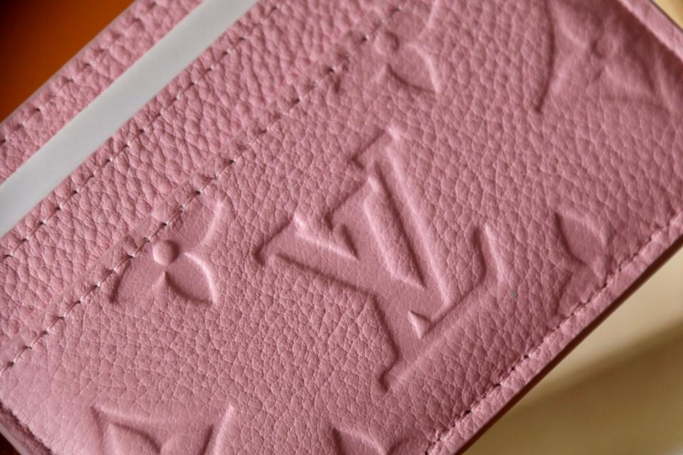 Louis Vuitton M13647
LV Charms Card Holder pink-duoc-ban-tai-Hvip Bags and Accessories