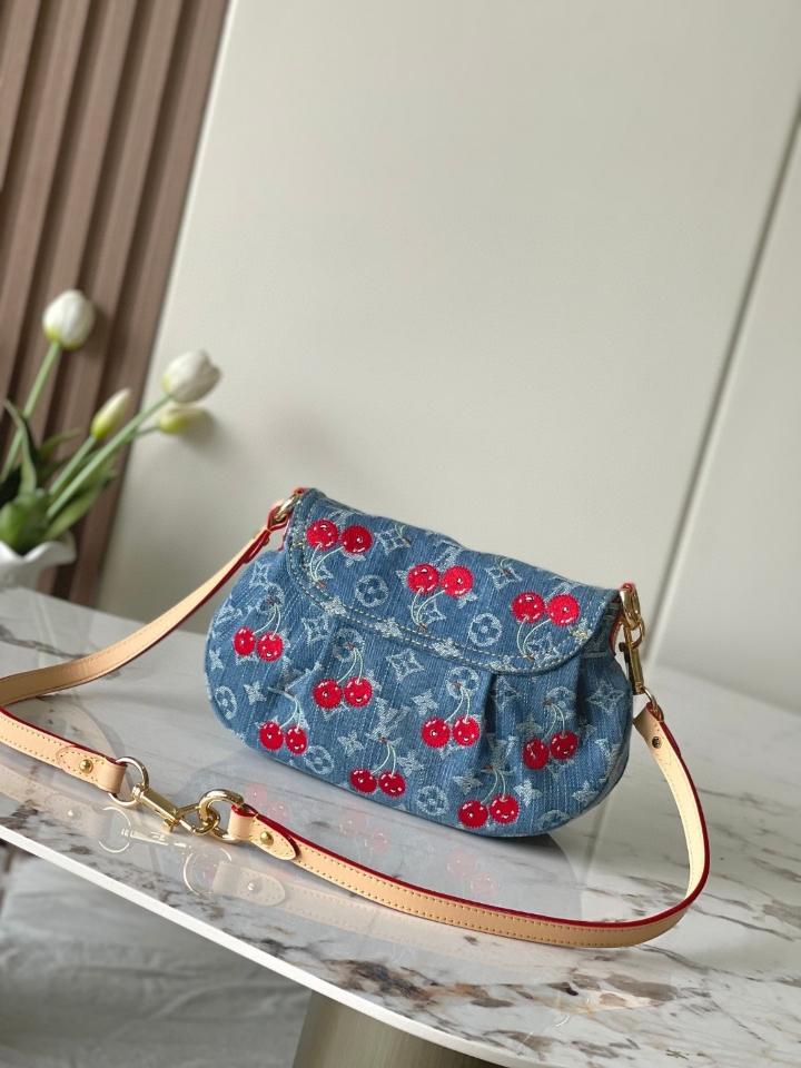 Louis Vuitton M13680
New
LV x TM Sunset 27 x 18 x 3 CM-duoc-ban-tai-Hvip Bags and Accessories