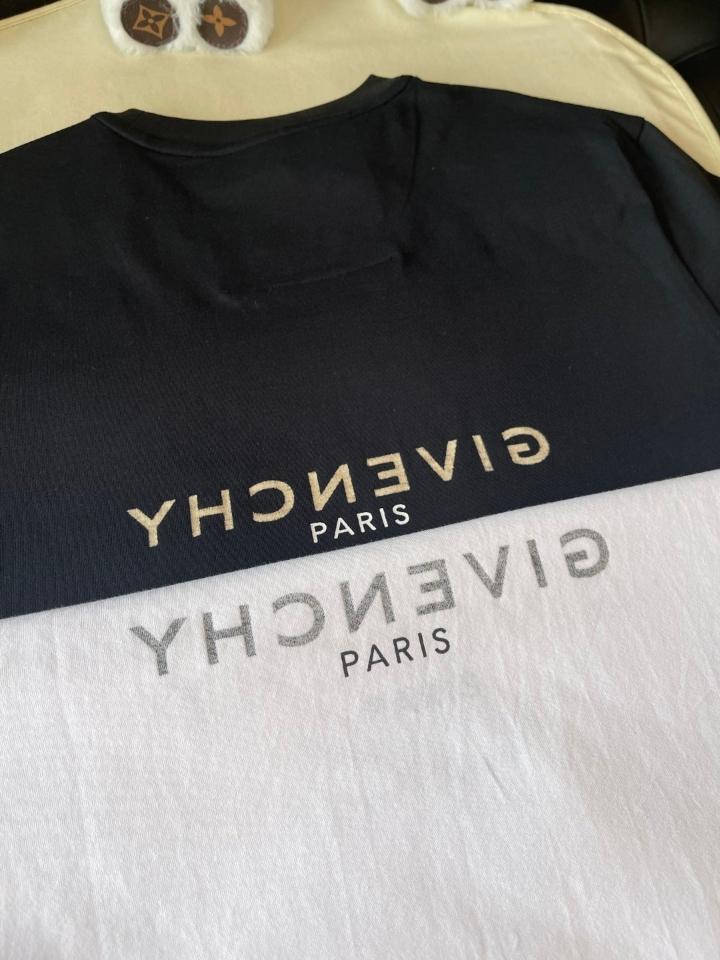Givenchy
logo t-shirt black BM71MG3YR5001-duoc-ban-tai-Hvip Shoes and Clothes