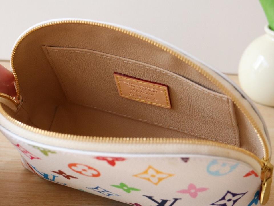 Louis Vuitton M13744
LV x TM Cosmetic Pouch PM-duoc-ban-tai-Hvip Bags and Accessories