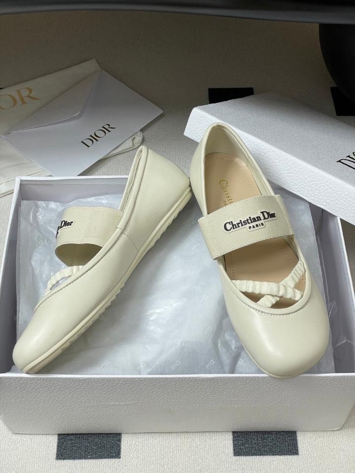 Dior Shade Ballet Flat
White Lambskin and Elastic Straps
KDF012LAB_S900 (2)-duoc-ban-tai-Hvip Shoes and Clothes
