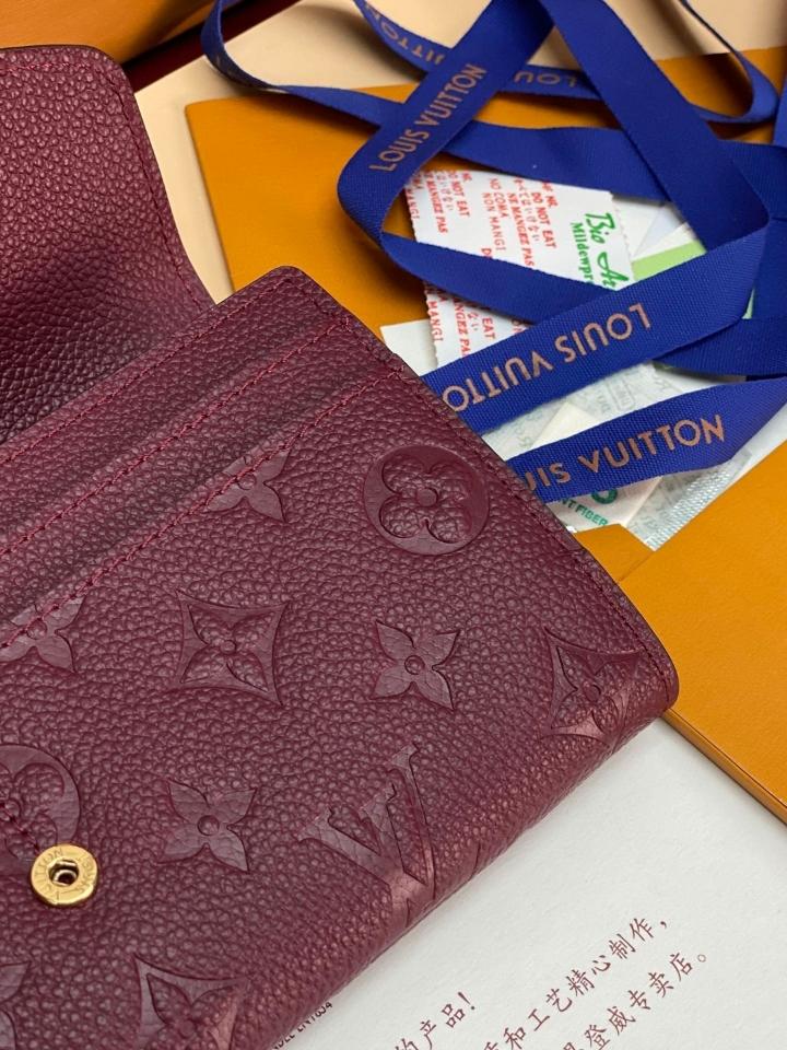 Louis Vuitton M82257
Sarah Wallet Burgundy -duoc-ban-tai-Hvip Bags and Accessories