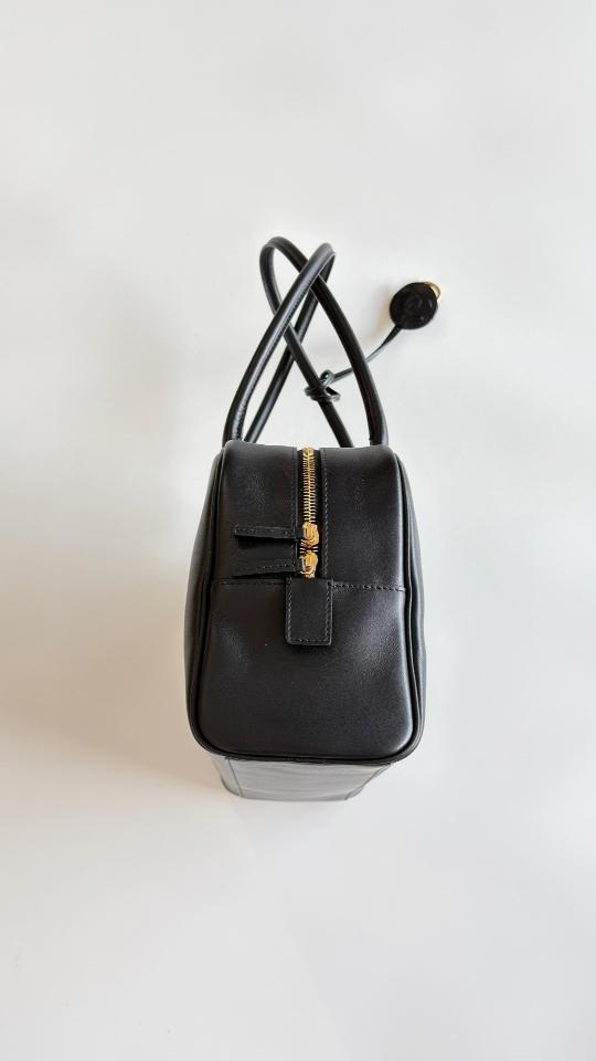 Chanel Large Bowling Bag
 
Calfskin & Gold-Tone Metal 
Black AS6211
19 x 35.5 x 12.5cm-duoc-ban-tai-Hvip Bags and Accessories