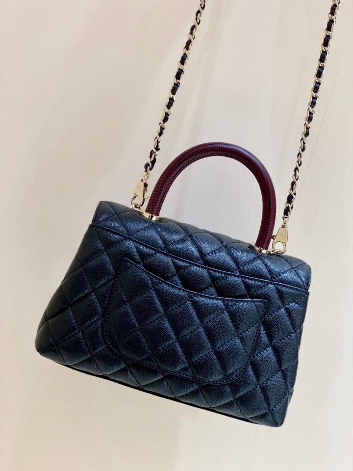 Chanel 22A small coco handle bag Grained calfskin ,Shiny gold tone metal ,black, burgundy handle AS92990 23cm-duoc-ban-tai-Hvip Bags and Accessories