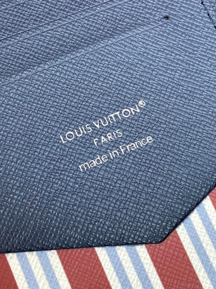 Louis Vuitton M15075
Passport Cover blue sky 14 x 2.5 x 10cm (1)-duoc-ban-tai-Hvip Bags and Accessories