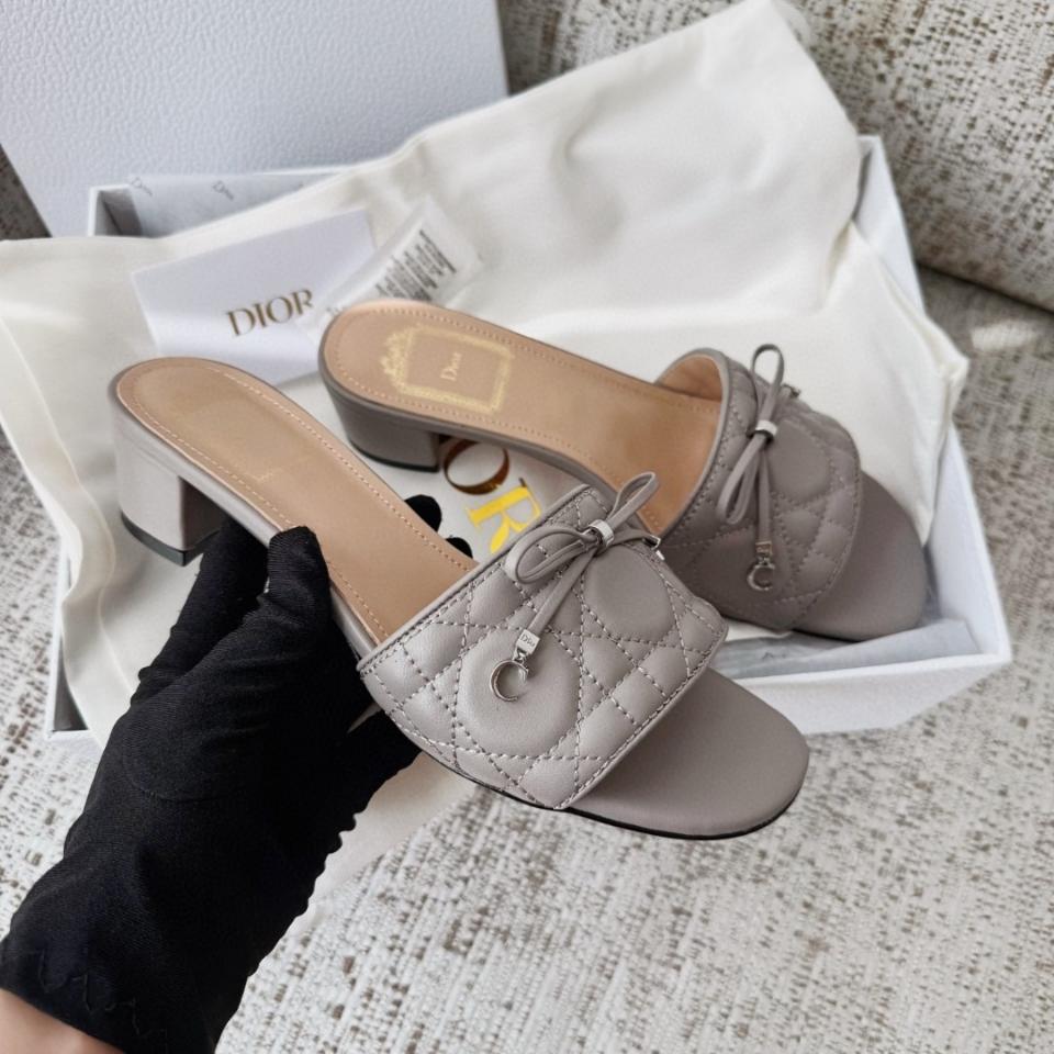 Dior Cannage Heeled Slide
Grey Quilted Cannage Lambskin KCO546CQL-duoc-ban-tai-Hvip Shoes and Clothes